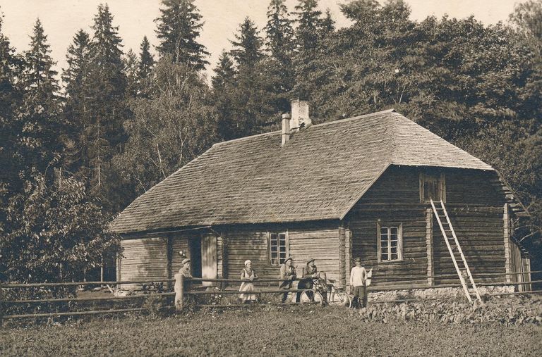 Roela metsavahi elumaja sellel 1932. aastal tehtud fotol küll kohe kaela kukkumas ei tundu olevat.