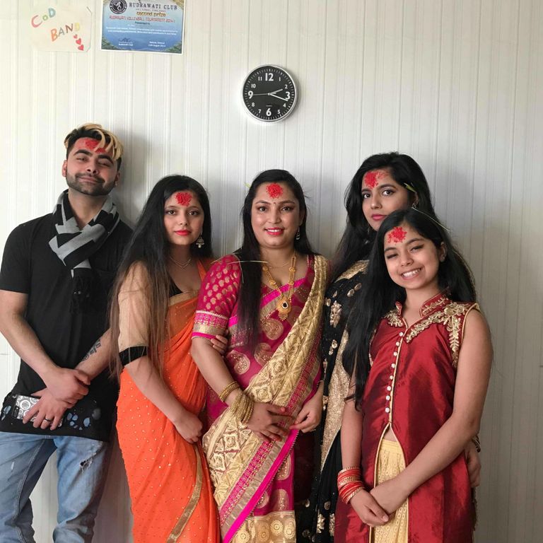 Реэта Бандари (в центре) в гостях у родственников в Хельсинки празднует непальский государственный праздник. 