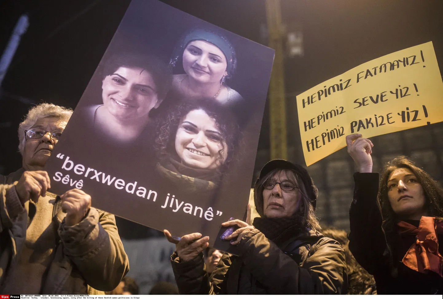 Rahuaktivistide protestiaktsioon Istanbulis protesteerimaks kolme kurdi naispoliitiku tapmise pärast Silopi linnas.