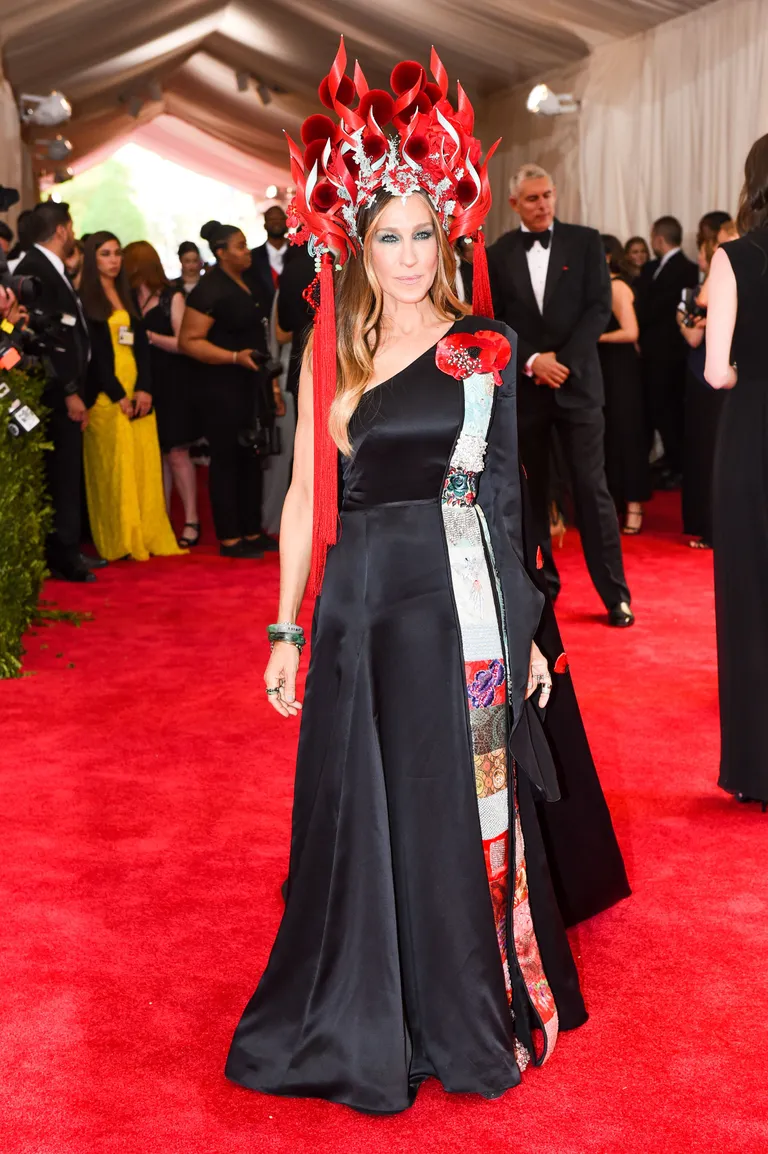 Boonuspunktid julguse eest, kuid isegi selline stiiliikoon nagu Sarah Jessica Parker ei suutnud välja kanda hiigelsuurt Philip Treacy peakatet, mis röövis kogu tähelepanu Sarah Jessica enda disainitud H&M kleidilt.