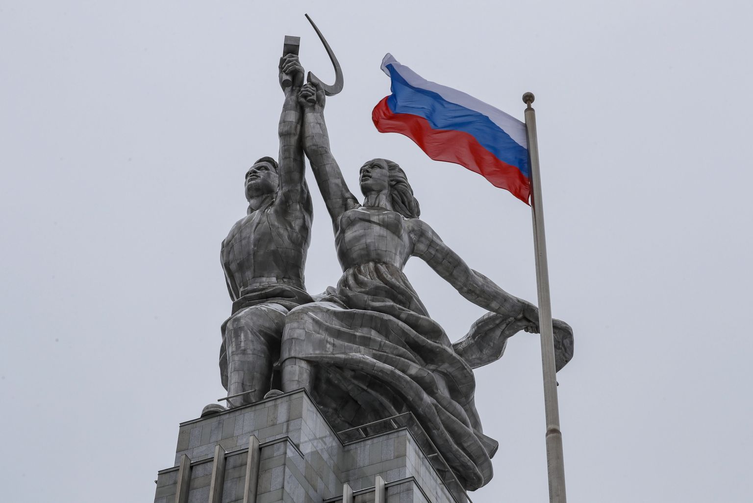 Nõukogude skulptori Vera Muhhina skulptuur «Tööline ja kolhoositar» Venemaa pealinnas Moskvas koos Venemaa lipuga. 26. detsembril möödub Nõukogude Liidu lagunemisest 30 aastat