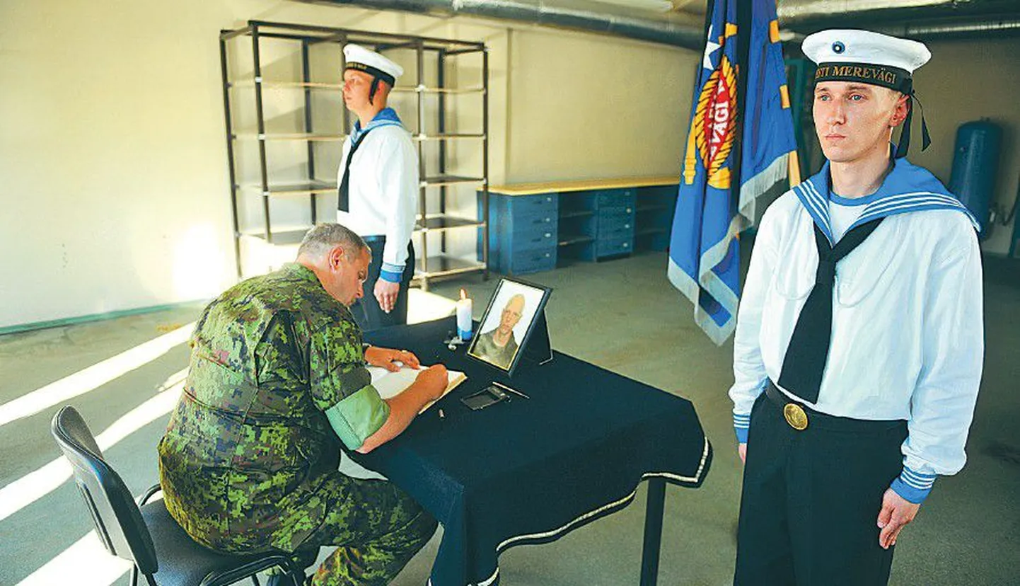 Kaitseväe juhataja brigaadikindral Riho Terras tegemas eile Miinisadamas mereväebaasis sissekannet Marko Knapsi mälestusraamatusse.