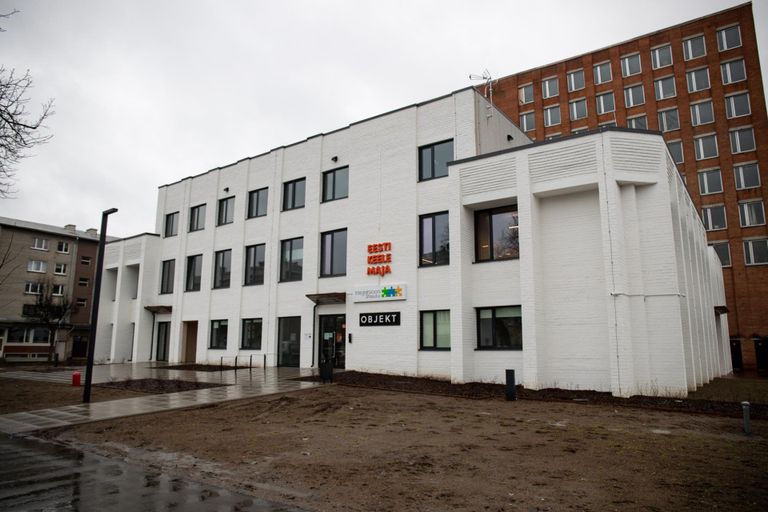 В лучшем случае в Нарве дома реконструируют под новые нужды, как, например, Дом Эстонского языка в одном из зданий бывшего завода «Балтиец». 