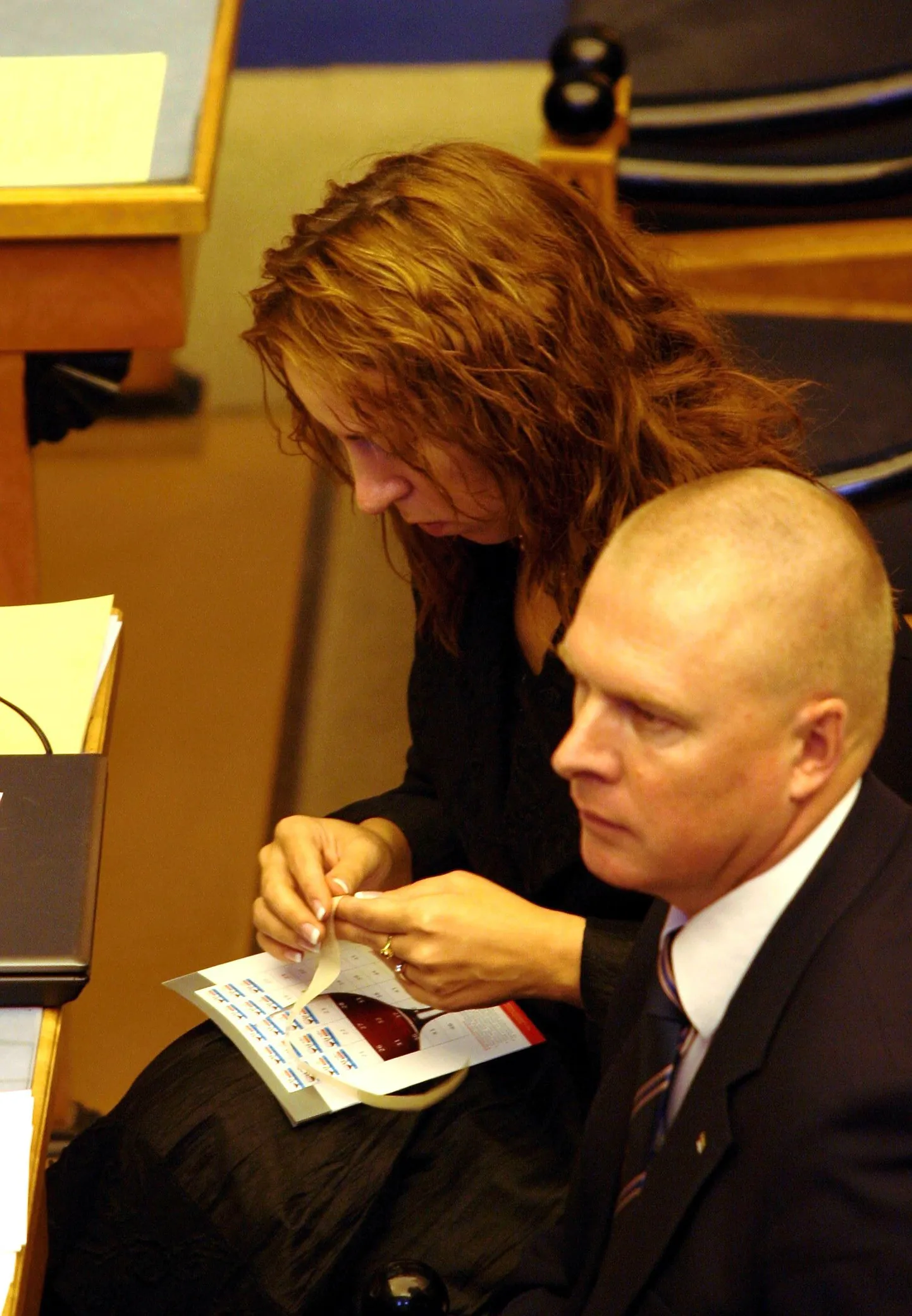 Riigikogu saadik Mailis Reps kleebib kleepse Rimi veiniklaasi kampaania lehele.