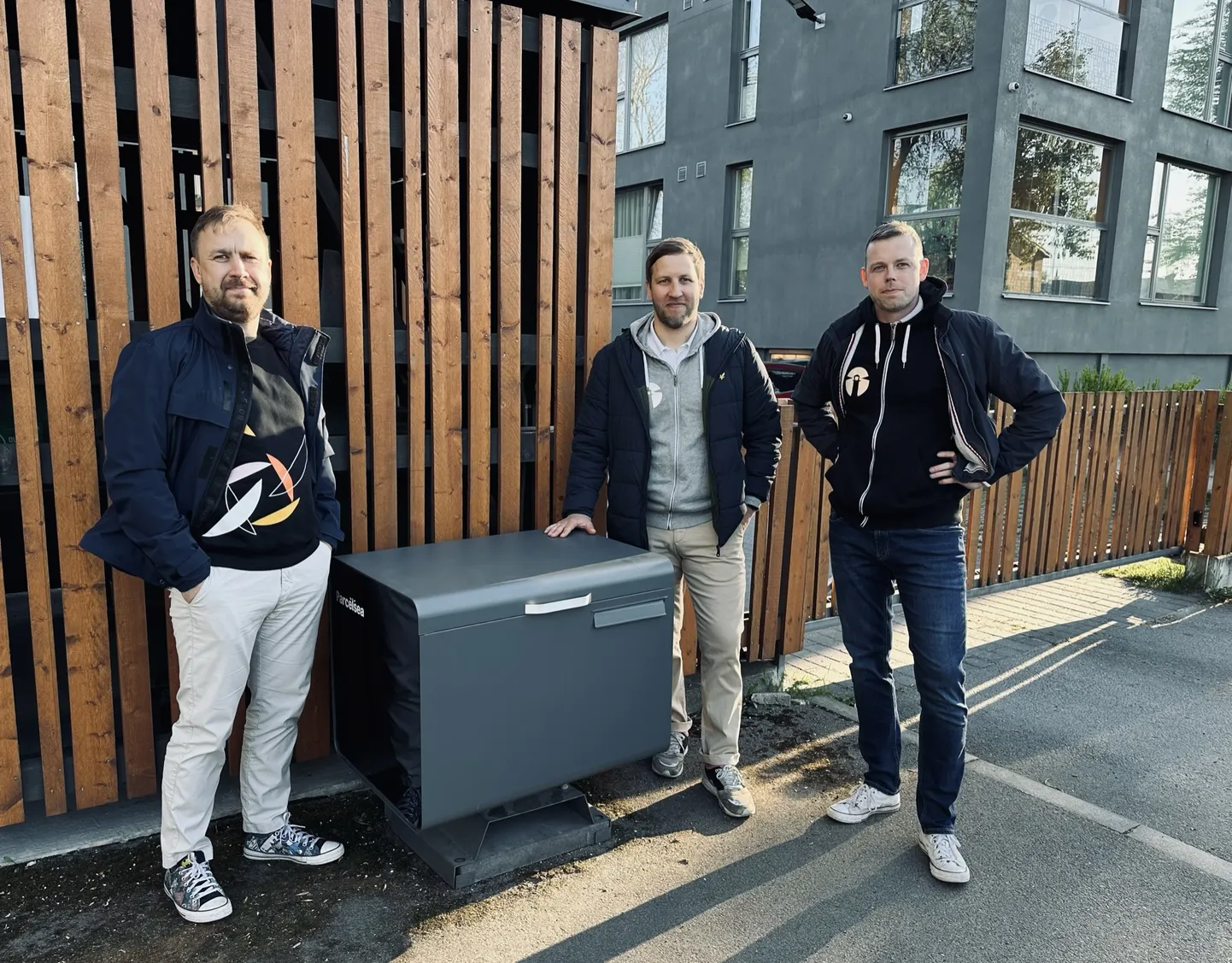 Omniva ja Parcel Sea esindajad nutiposkasti juures