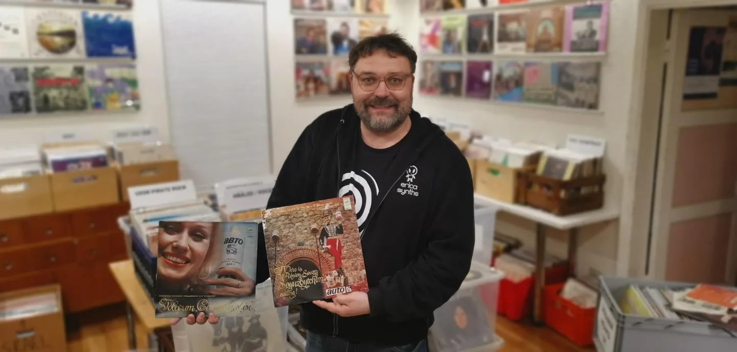 Ahto Külvet koos 1970. aastatel ühe Šveitsis toimunud messi tarbeks valmistatud kümnetolliste Melodija plaatidega, millel reklaamitakse Nõukogude autokeemia hüvesid.