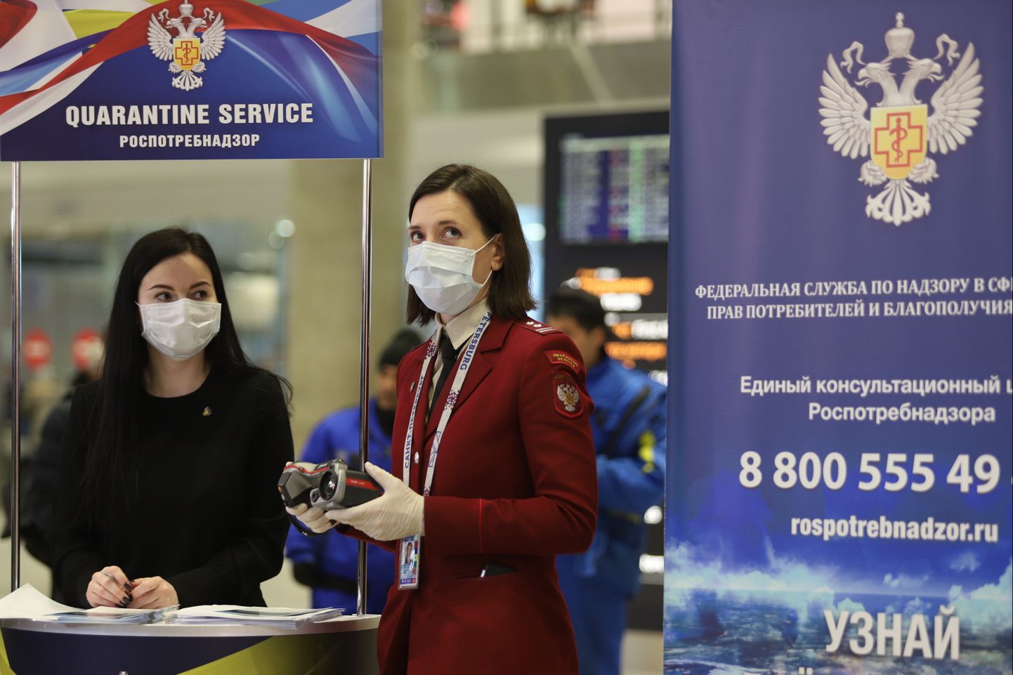 Tervishoiutöötajad mõõdavad Peteerburi lennujaama saabujate kehatemperatuuri.