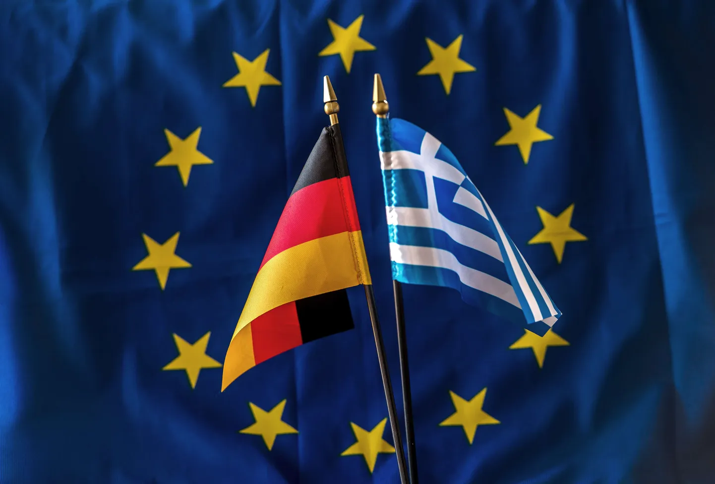 Kreeka ja Saksa lipud Euroopa Liidu lipu taustal.