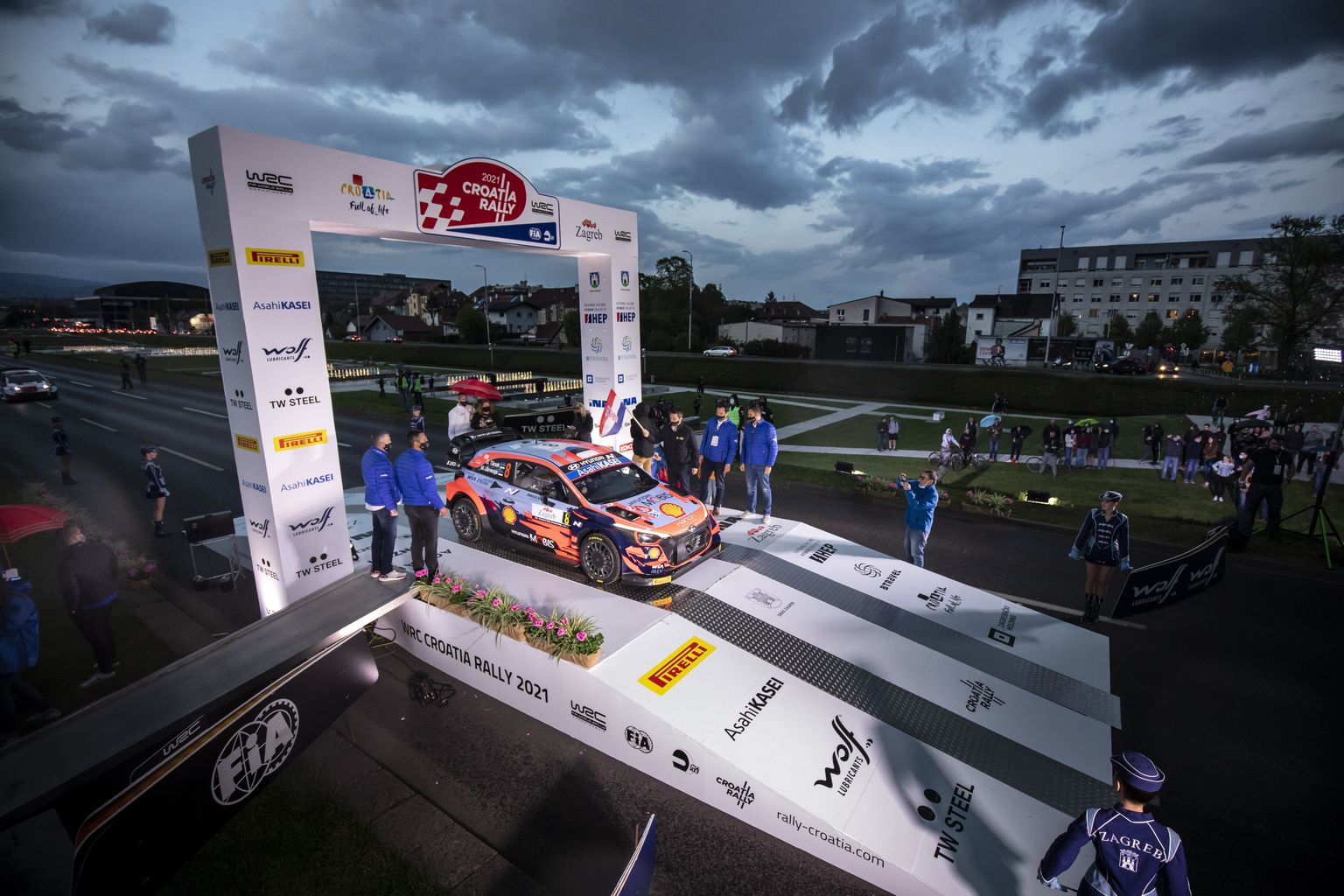 Ott Tänak ja Martin Järveoja Horvaatia MM-etapil. Nagu näha, siis poodiumil oli kõik korras, kuid enne seda rikuti reegleid jämedalt.