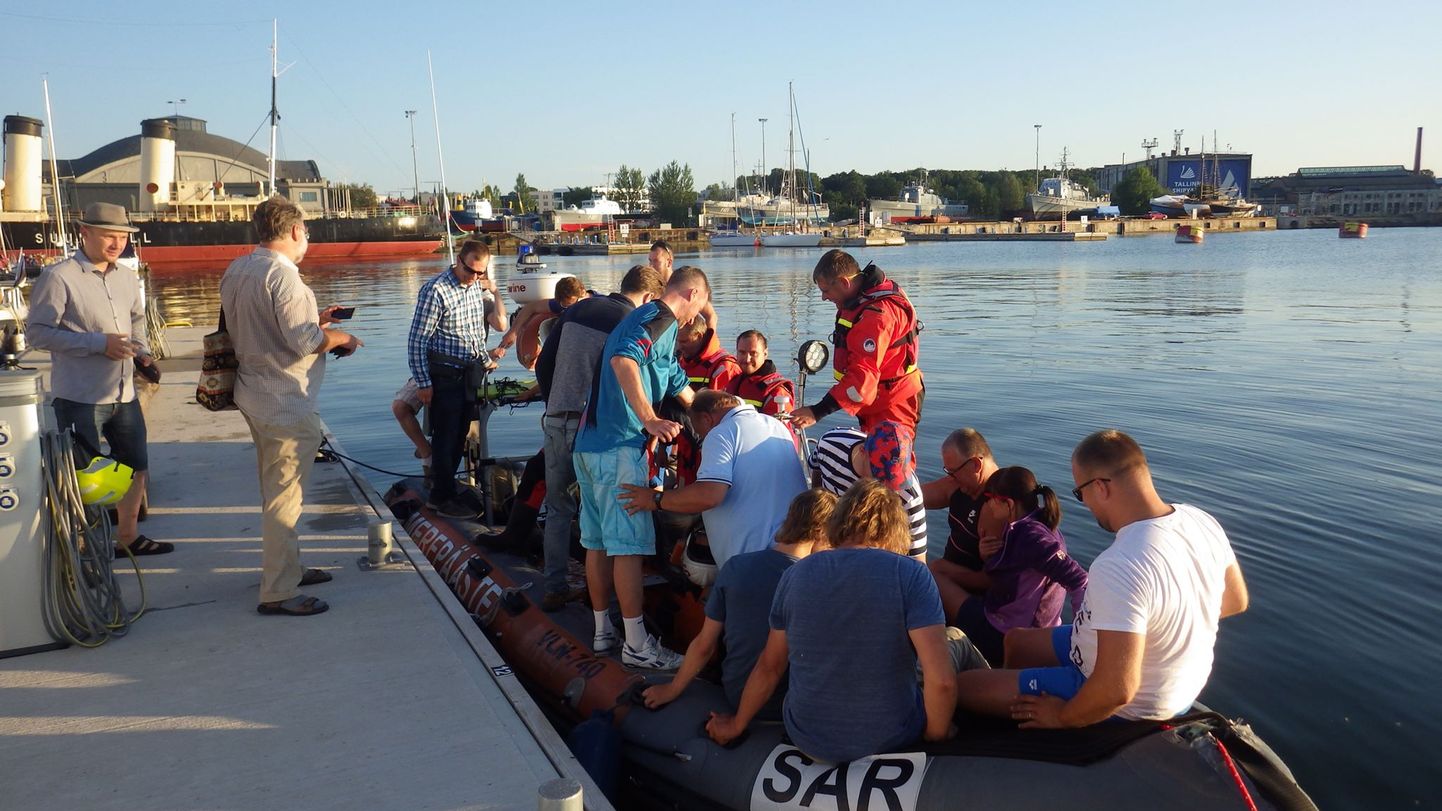 Tallinn SAR paat Lennusadamas hobimeresõitjate klubiüritusel Merd mööda matkama