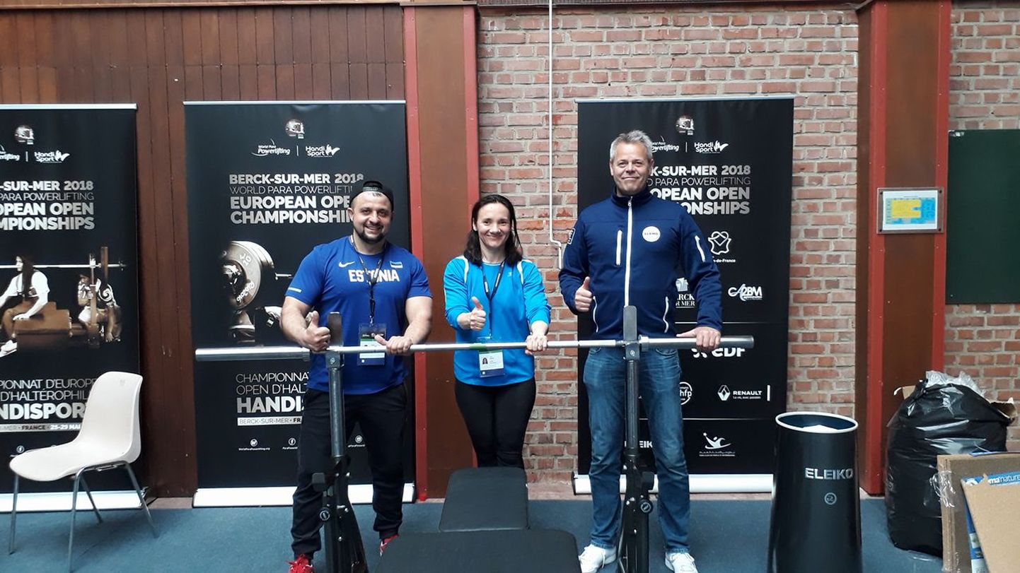 Vasakul treener Maksim Ignatenko, keskel Jelena Pipper, paremal World Para Powerlifting partneri Eleiko esindaja.