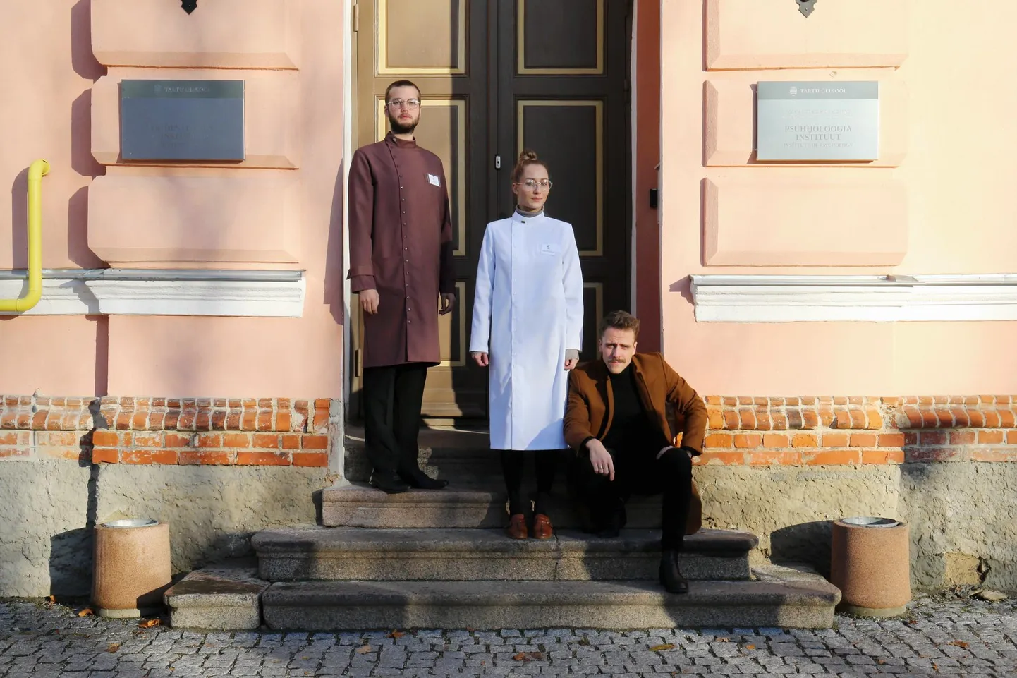Uue anatoomikumi peauksele tulid doktor Divingu kostüümis Johan Elm (vasakult) ning praktikant Emili Kraepelini kostüümis Steffi Pähn. Trepil istub lavastaja Ingmar Jõela.