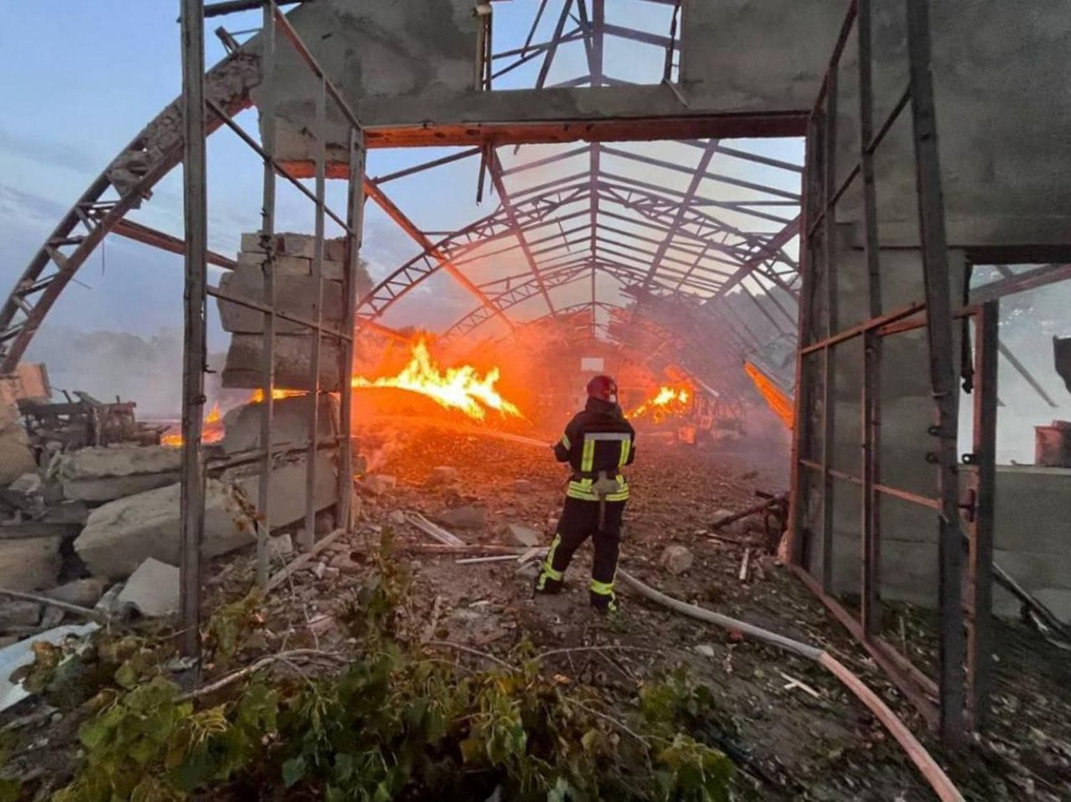 Tuletõrjuja Venemaa droonirünnakute käigus tabamuse saanud Odessa piirkonnas.