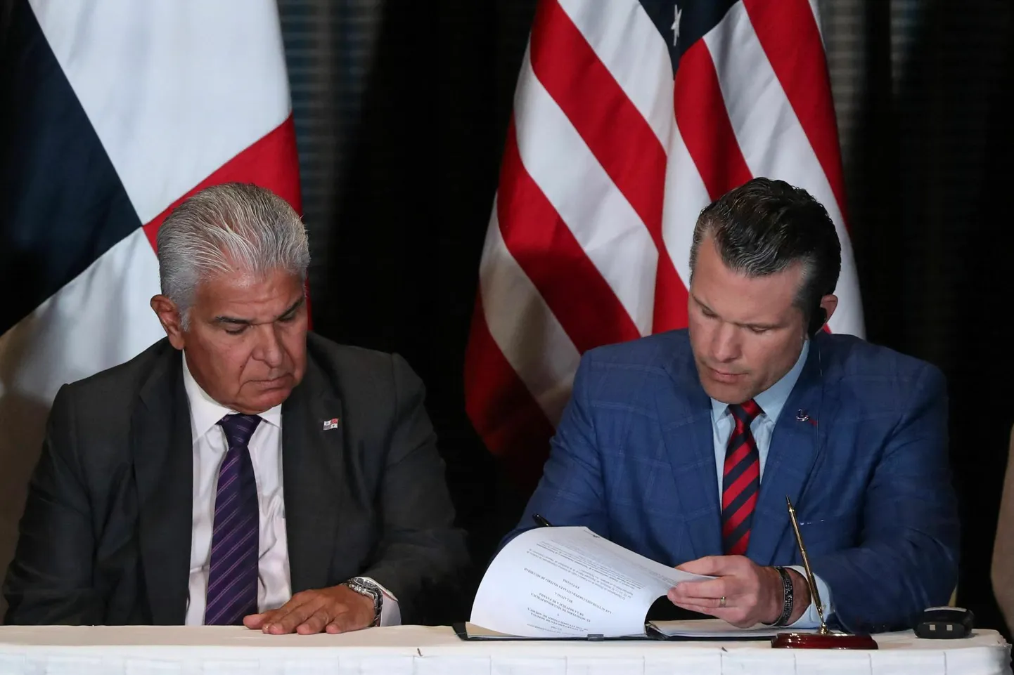 Panama president José Raúl Mulino (vasakul) ja Ameerika Ühendriikide kaitseminister Pete Hegseth koostöölepet allkirjastamas.