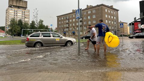 ФОТО ⟩ В Нарве снова затопило обновленный перекресток
