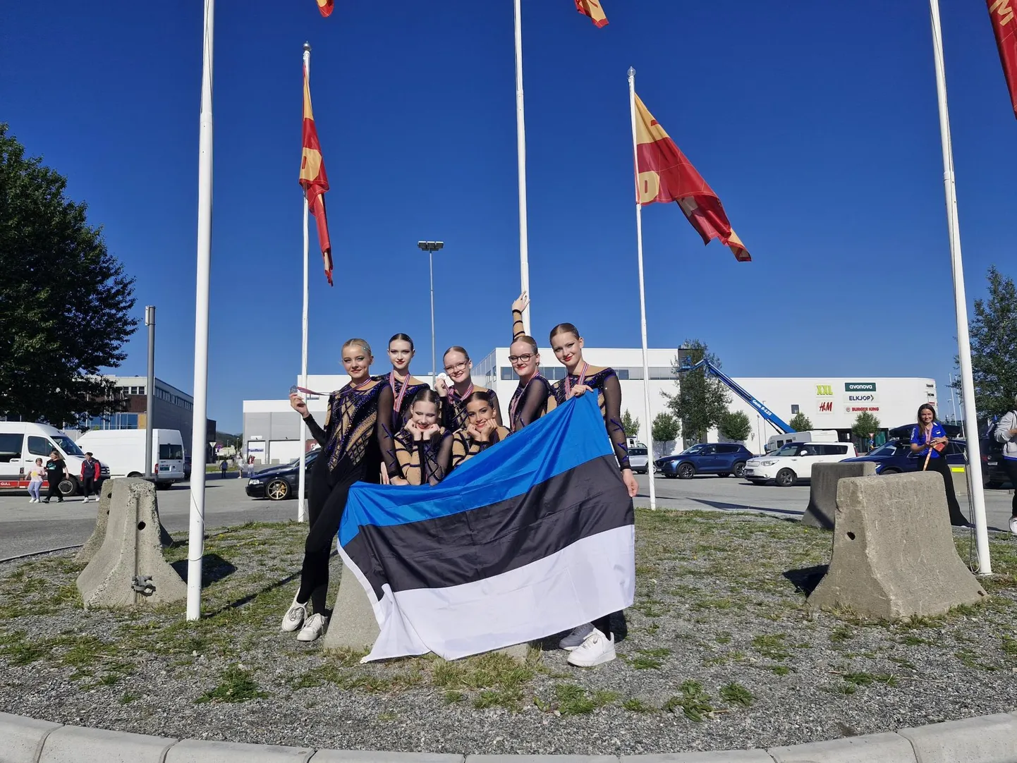 Rühmas võistlesid Kirke Pähkel, Karina Peerna, Seleri Sutt, Karita Peerna, Luisa Randmaa, Kirke Roosme, Marta Pilina, nende treener on Kai Esna.