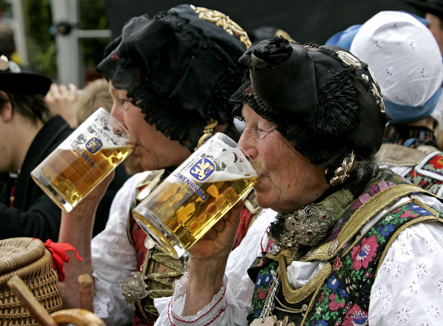 Eakad naisterahvad õlut joomas.