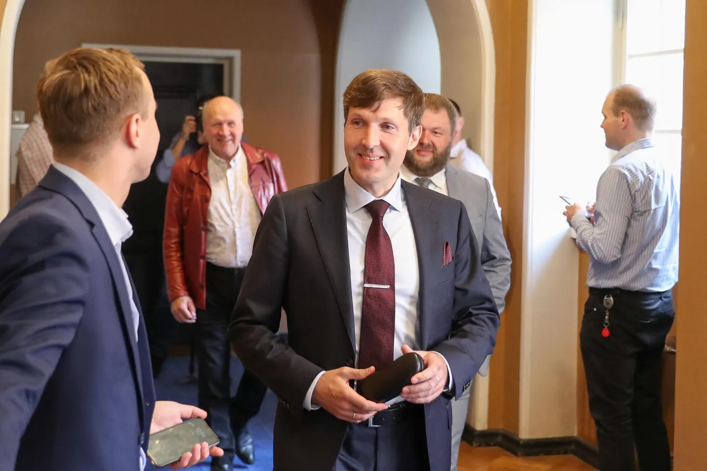 Helmel on põhjust olla õnnelik, sest tema juhtimisel on viidud erakond seisu, kus valimistele minnakse vastu suurima toetusega kui kunagi varem.