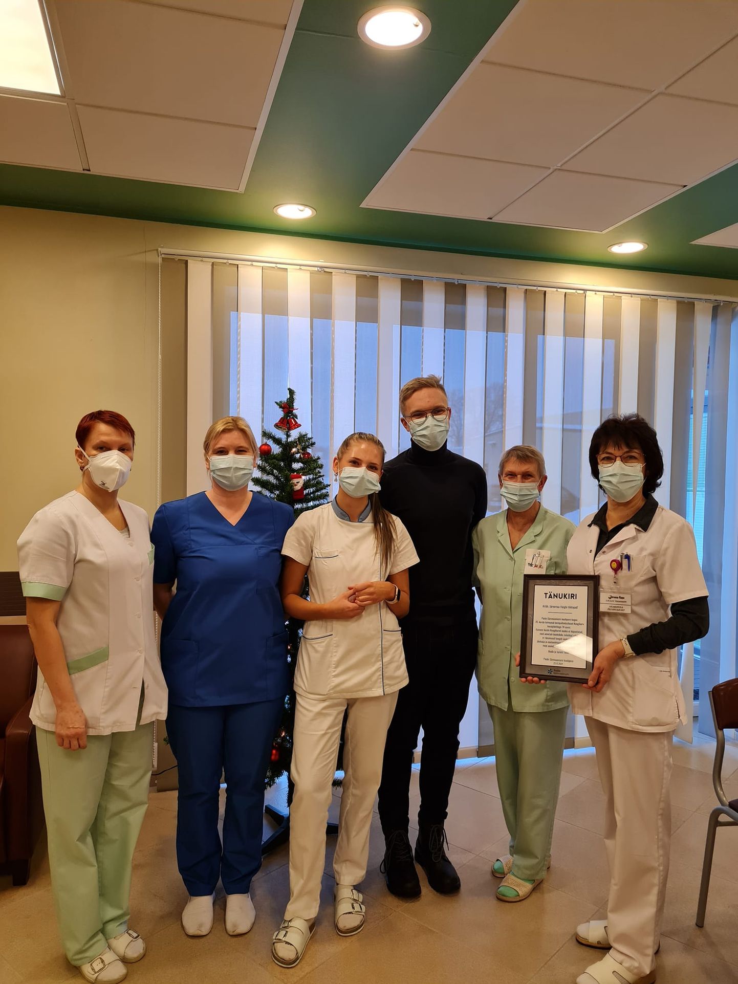 Õpilaste toetuse andis Järvamaa haigla koroonaosakonna töötajatele üle Kevin Kinev (keskel), kes ka ise osakonnas raskel ajal vabatahtlikuna abiks käis.