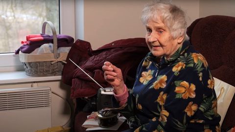 KLIPP ⟩ Esmaspäeval «Kuuuurijas»: lähedased võtsid 86-aastaselt naiselt majamüügist saadud raha, nüüd elab eakas naine üürikorteris ja suudab vaevu toime tulla