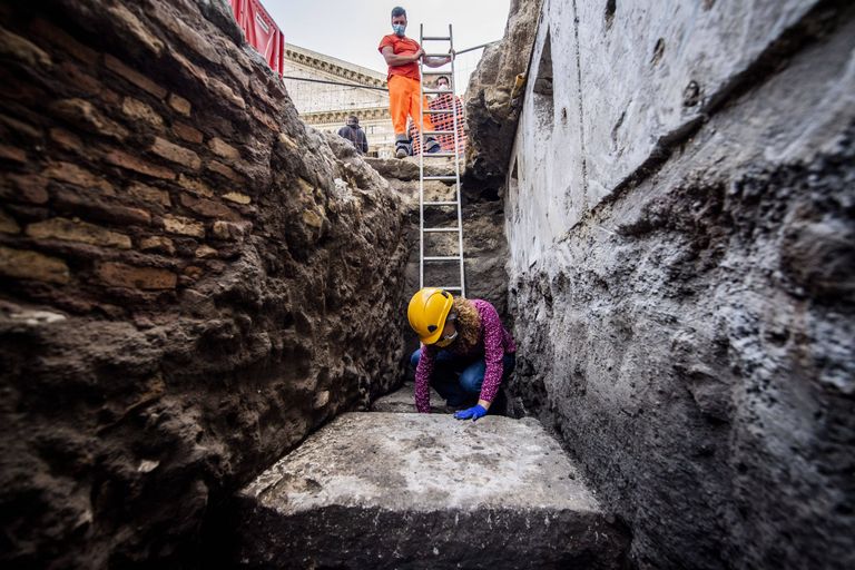 Arheoloog uurimas Rooma Panteoni juurde tekkinud karstilehtrist avastatud 2000 aasta vanuseid tänavasillutuskive.
