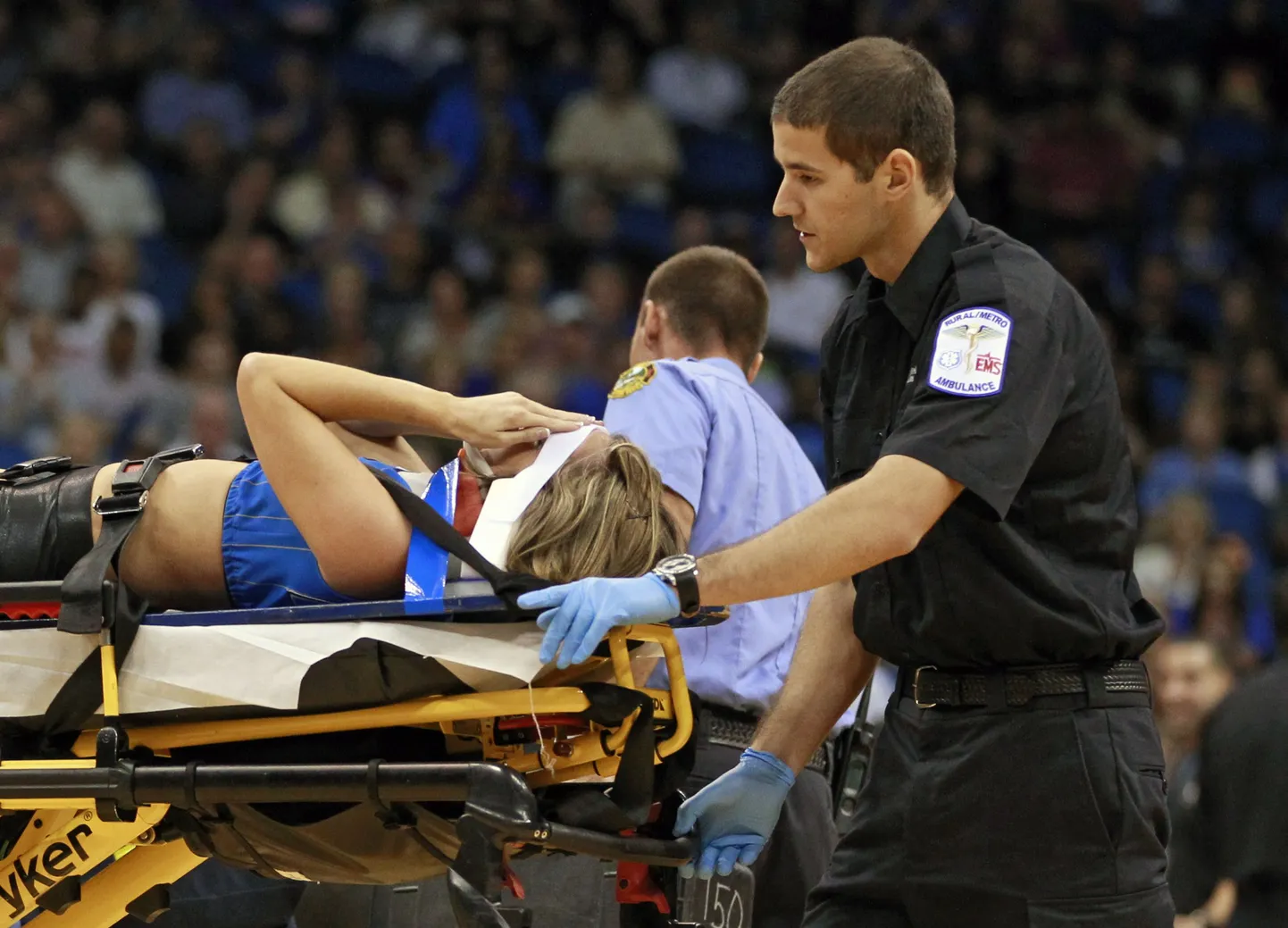 Tantsutüdruk sai NBA mängu vaheajal raskelt vigastada