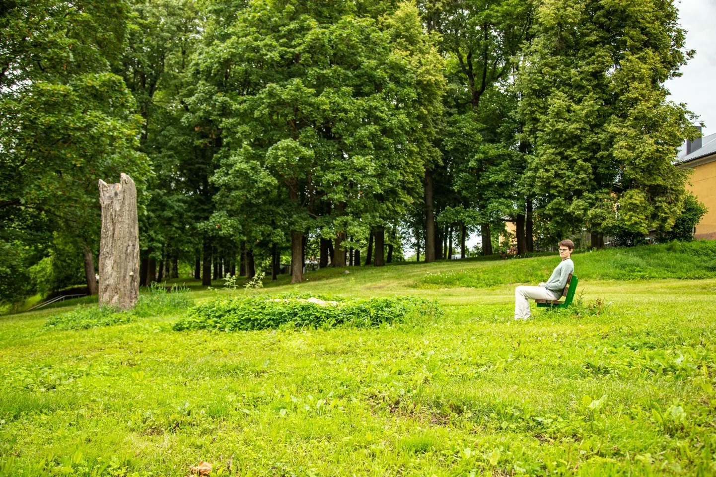 Ohvitseride pargi lähistel elav ameeriklane Keegan McBride käib seal sageli ega jõua ära imestada, miks on see eestlastele oluline koht unarusse jäetud. Peale pingi ja selle juures oleva mälestusega liivakastist pole seal praegu midagi. 3 x Ragnar Peets