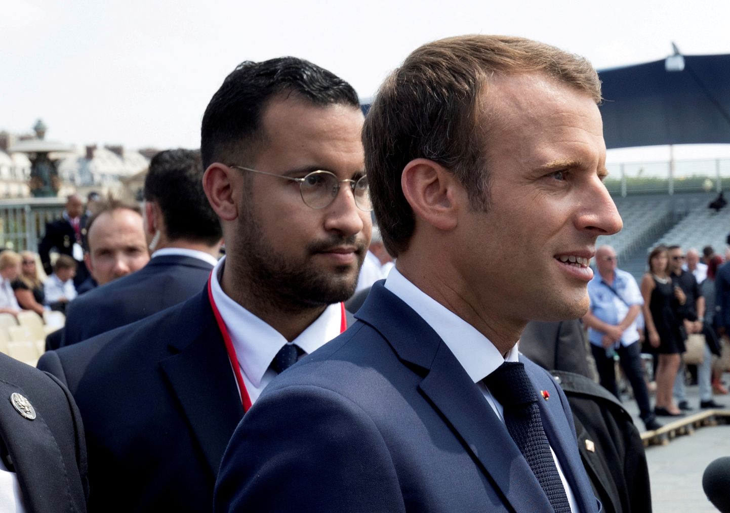 Prantsusmaa president Emmanuel Macron (paremal) ja tema abi Alexandre Benalla.