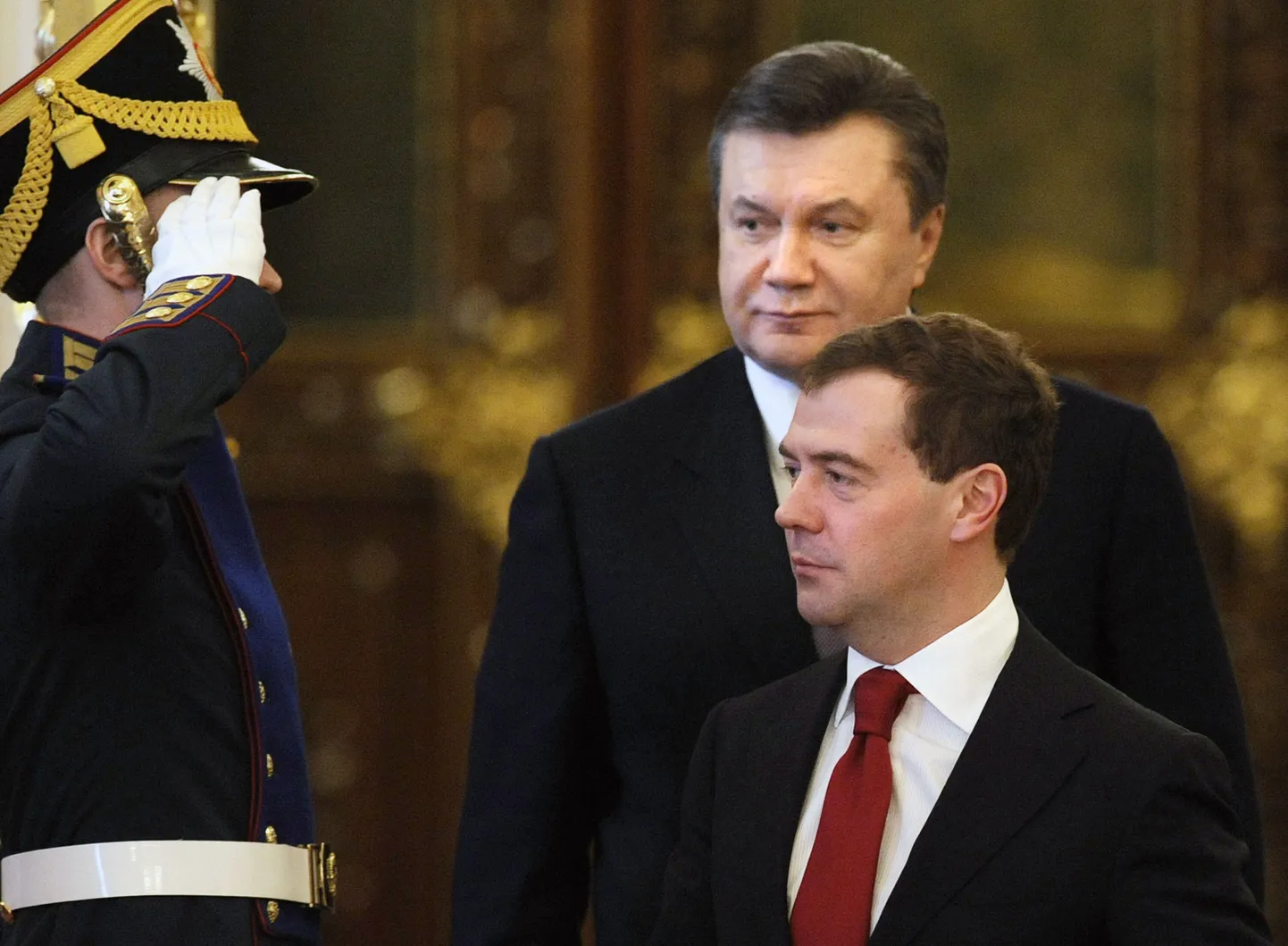 Ukraina president Viktor Janukovitš möödumas endast peajagu lühema Vene ametivenna Dmitri Medvedevi saatel auvahtkonnast.