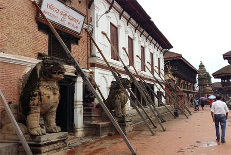 Teju katru vēsturisko celtni pēc zemestrīces Baktapurā balsta stutes 