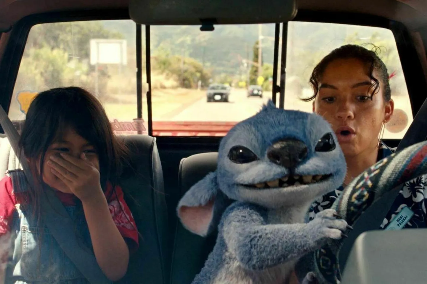 Siiras rõõm: Lilo (seitsmeaastane Maia Kealoha) ei suuda naeru tagasi hoida, kui Stitch rooli krabab.