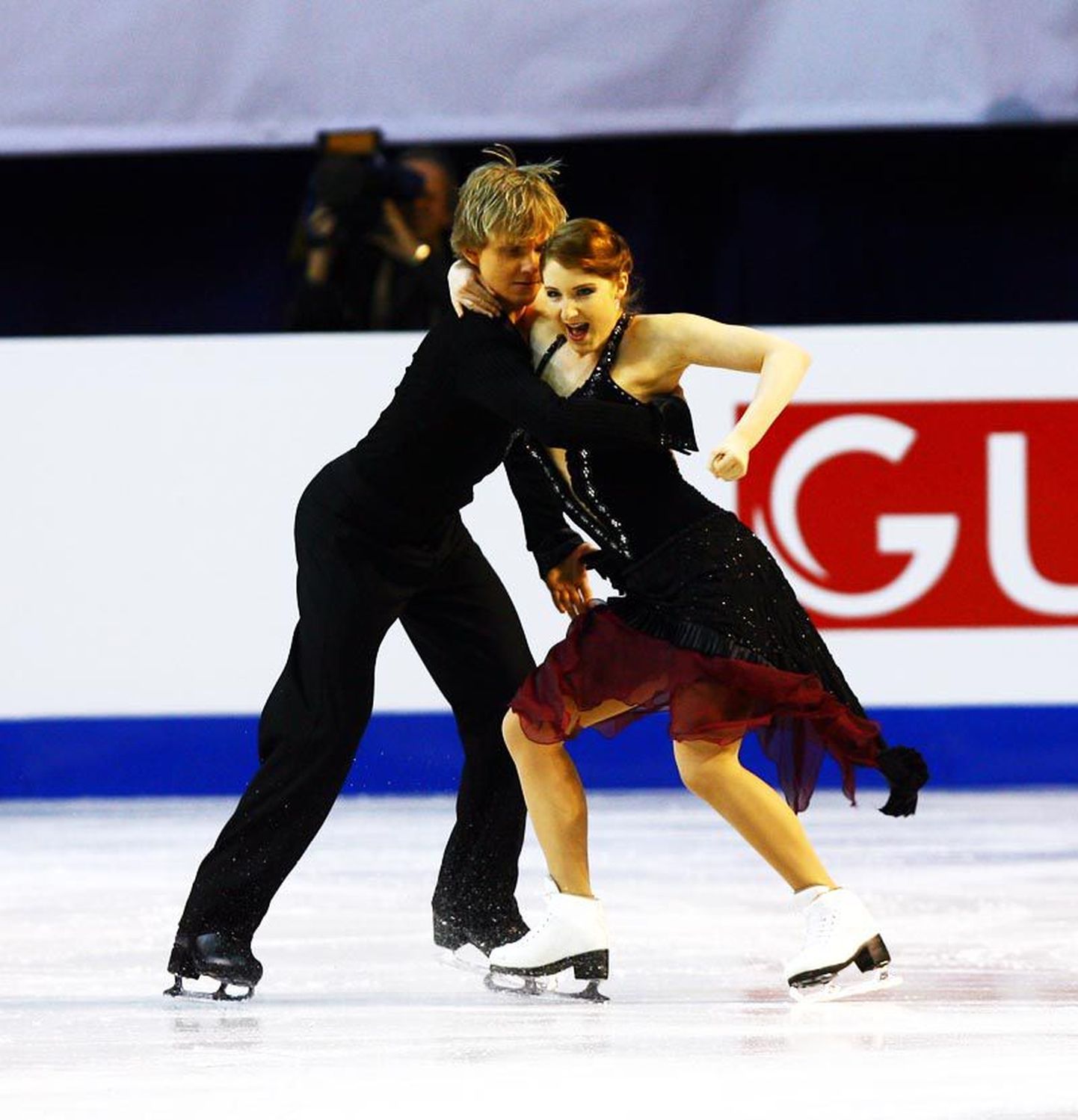 Esimeste Eesti sportlastena käisid Tallinna EMi jääl Caitlin Mallory ja Kristjan Rand. Kohustusliku tantsu järel asuvad nad 15. kohal.