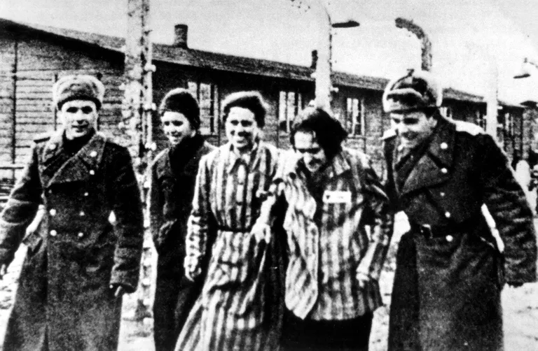 Nõukogude Punaarmee sõdurid Auschwitzist vabastatud naistega