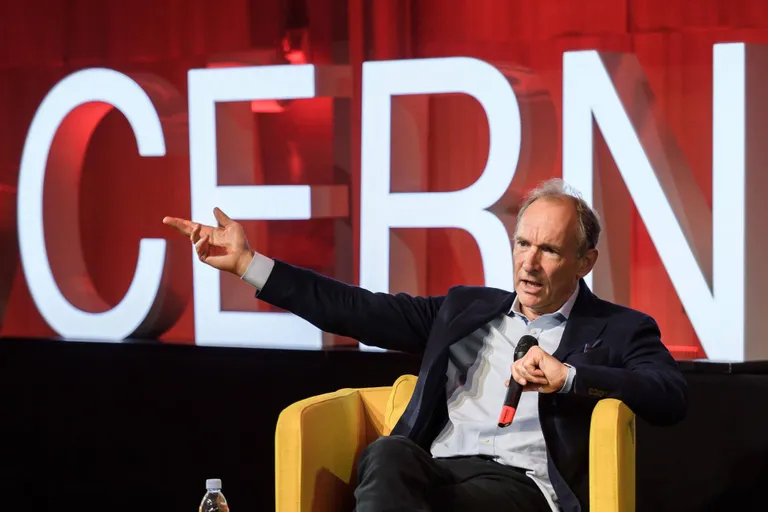 6. august 1991
Interneti leiutaja Tim Berners Lee 2019 aasta märtsis kõnelemas Genfis Euroopa Tuumauuringute Keskuses (CERN).