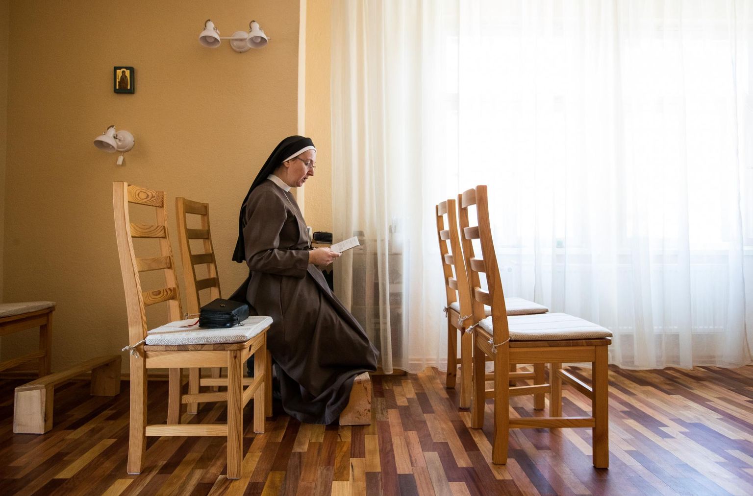 Õde Veronika oma Pühima Neitsi Maarja Pärispatuta Saamise Õdede kongregatsiooni Tartu kloostri kabelis.