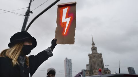 Varssavi tänavaid täitsid piiranguist hoolimata tuhanded protestijad