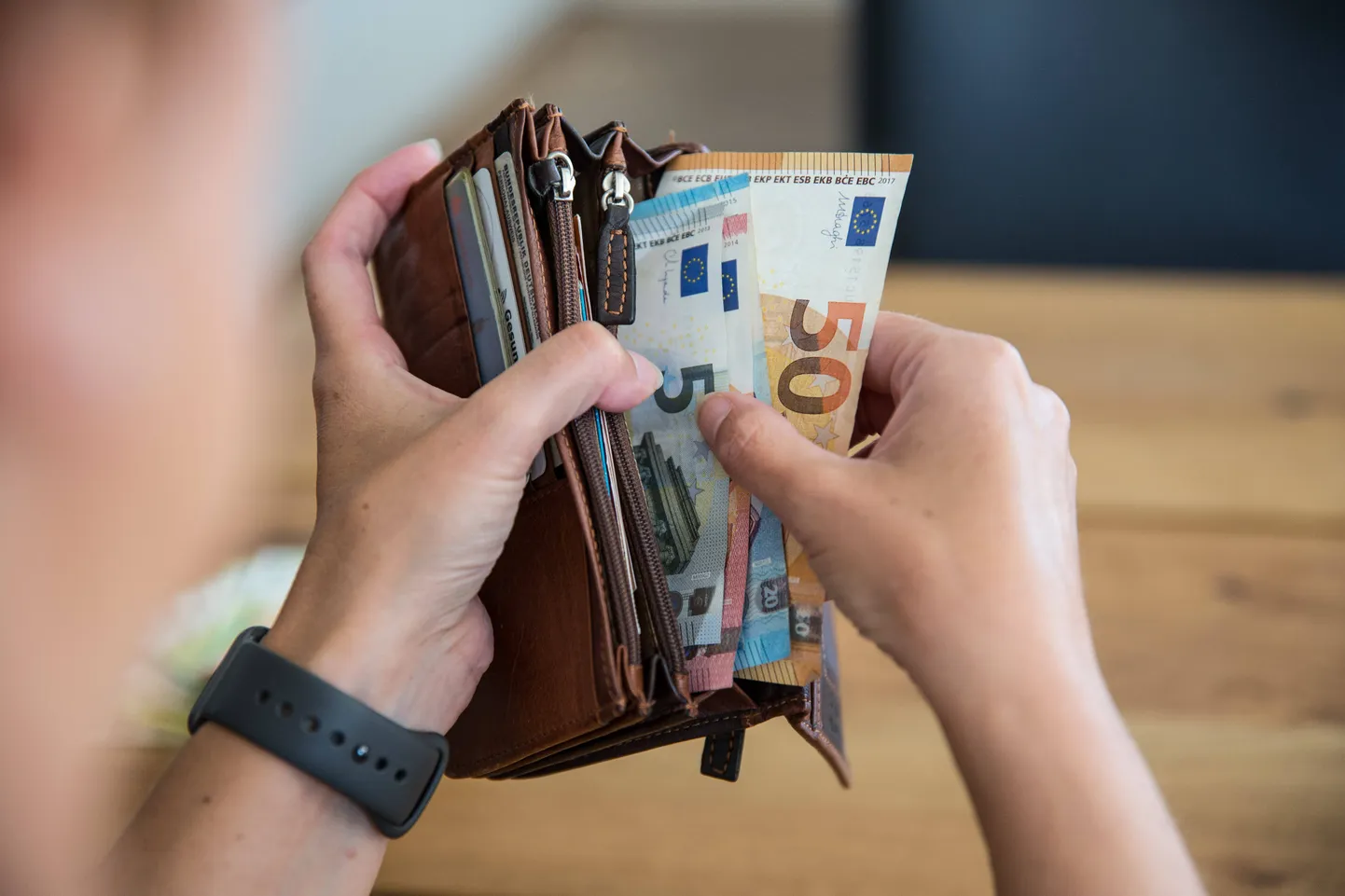 Eesti on oma 886-eurose miinimumpalgaga ELi vähima ja suurimaga võrreldes skaala alumises otsas, kuueteistkümnendal kohal 22 reguleeritud miiinimumpalgaga riigi hulgas.