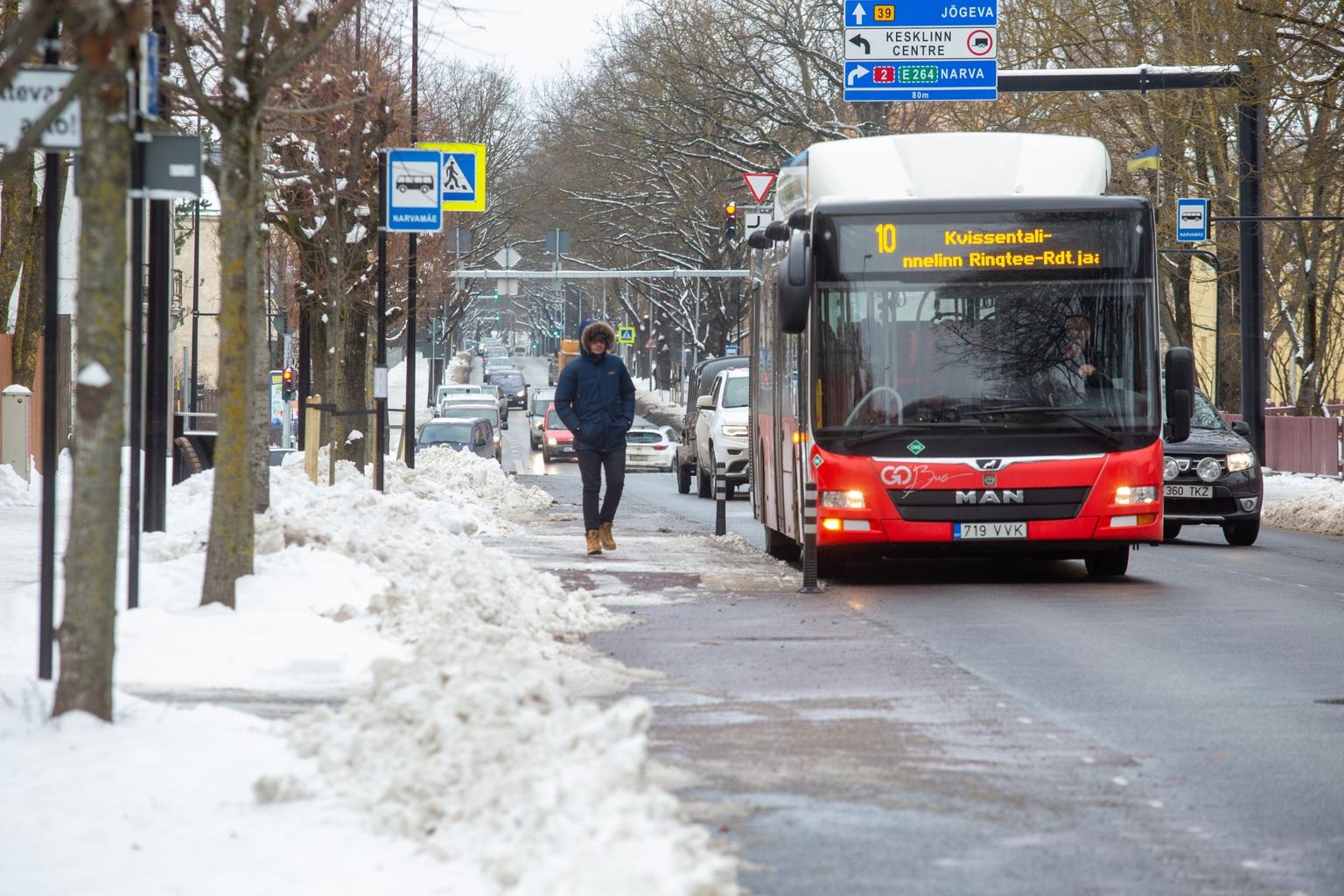 Puiestee tänaval Narvamäe bussipeatuse juures peavad ratturid bussi peale minejatele teed andma.