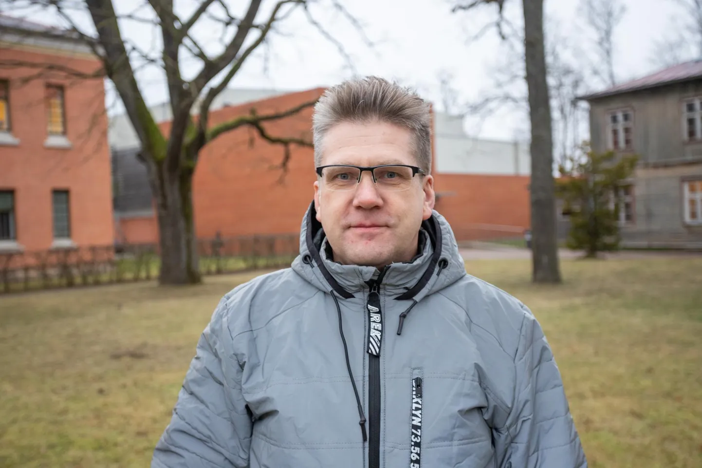 VILJANDI, EESTI, 26NOV19
Peep Tobreluts näitab Kesklinna ja Huvikooli vahelist roheala, kuhu rajatakse seikluslinnak.
MARKO SAARM/SAKALA