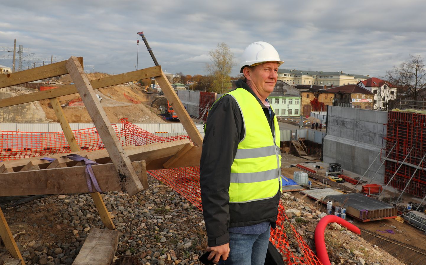 Latvijas Būvniecības padomes priekšsēdētājs Gints Miķelsons "Rail Baltica" būvlaukumā pie Rīgas Centrālās dzelzceļa stacijas.