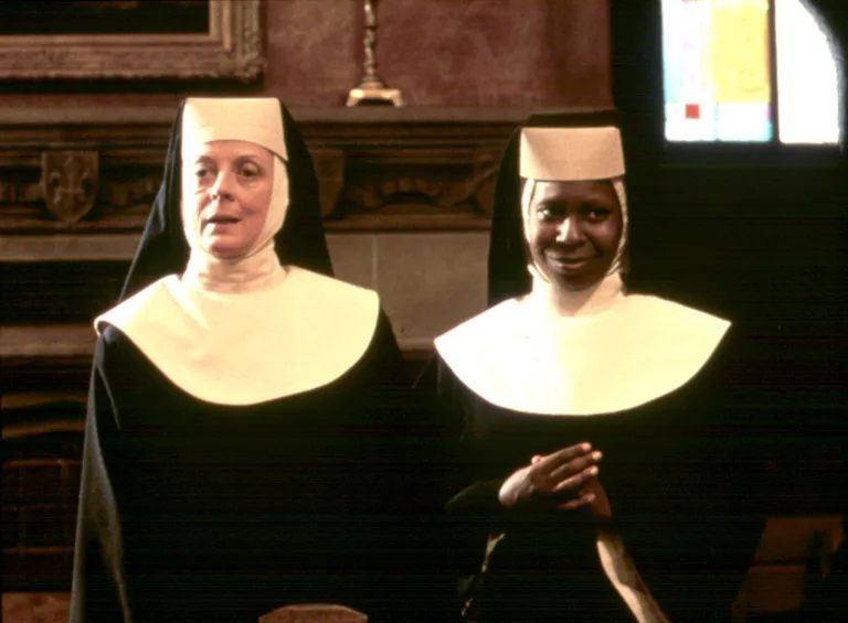 Maggie Smith ja Whoopi Goldberg filmis «Nunnad hoos».