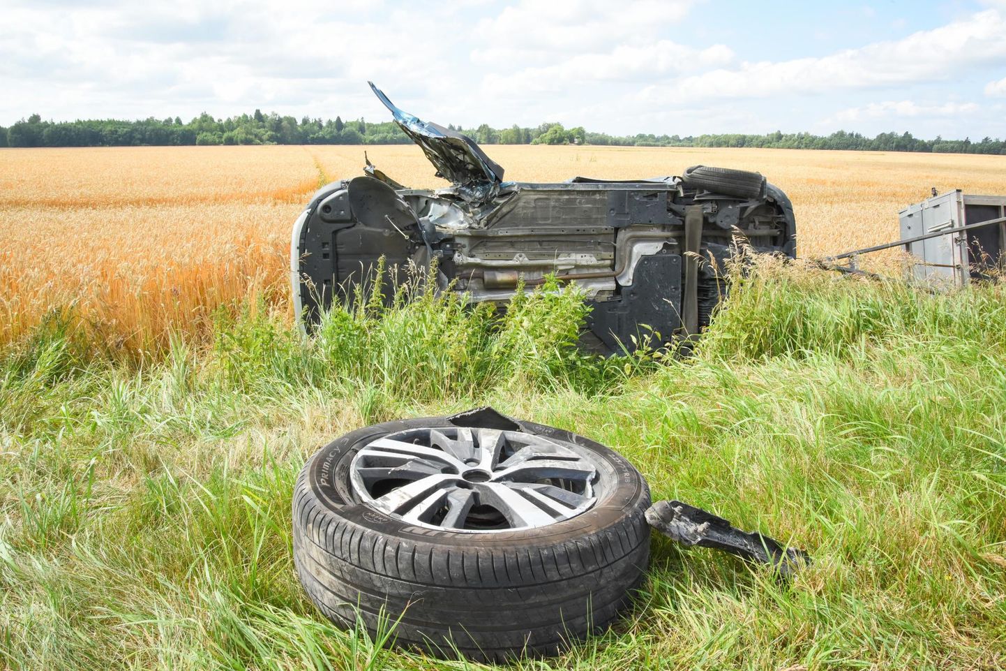 Õnnetuse põhjustanud Peugeot maandus külili põllule ning päästjad pidid vaeva nägema, et juht katkisest autost kätte saada.