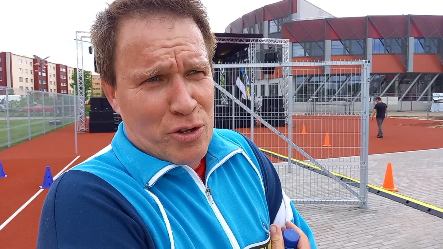 Alles tänavu kevadel Jõhvi spordikooli direktoriks saanud Toomas Nõmmiste kinnitab, et pole midagi pahatahtlikku teinud ja läks naiste riietusruumi, kartes, et seal on inimest tabanud terviserike.