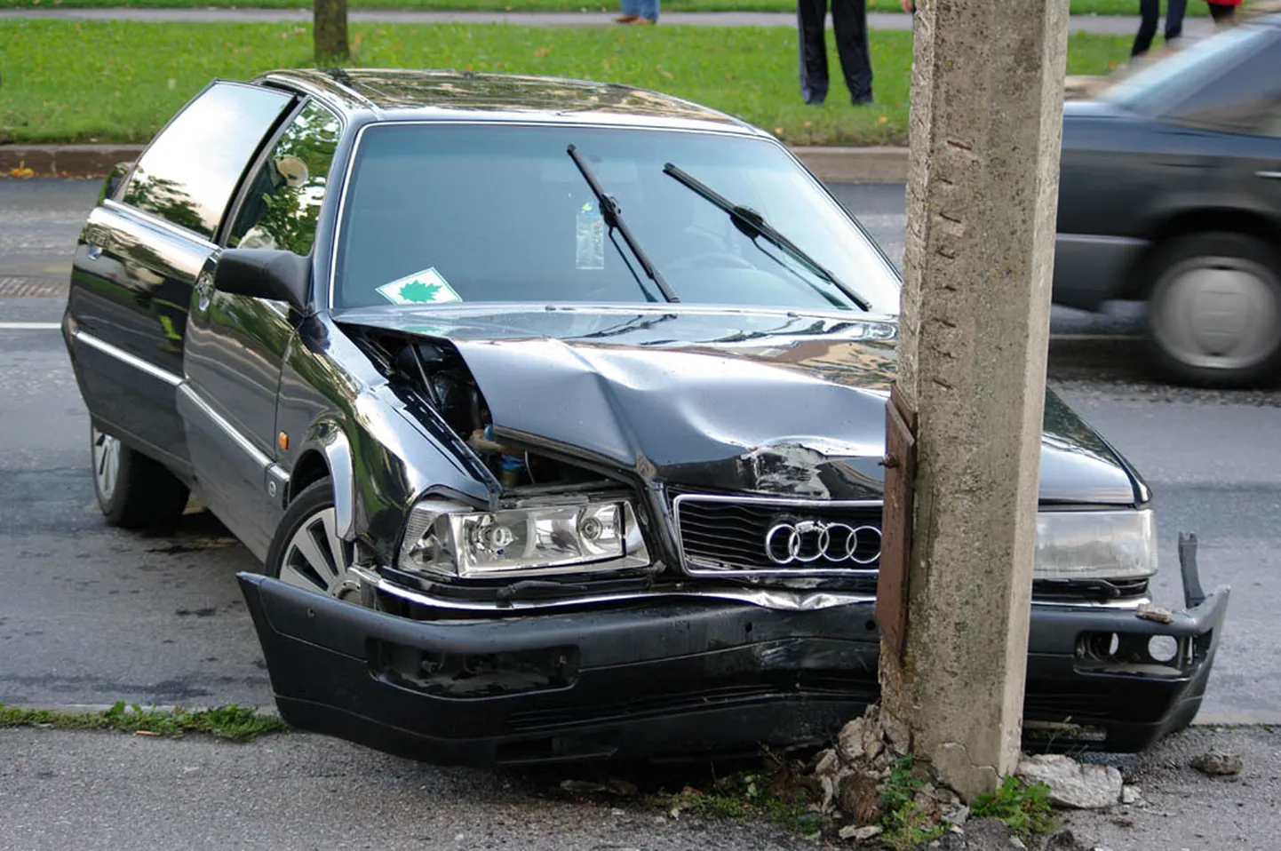 Pärnus tänavavalgustusposti vastu sõitnud algaja autojuht.