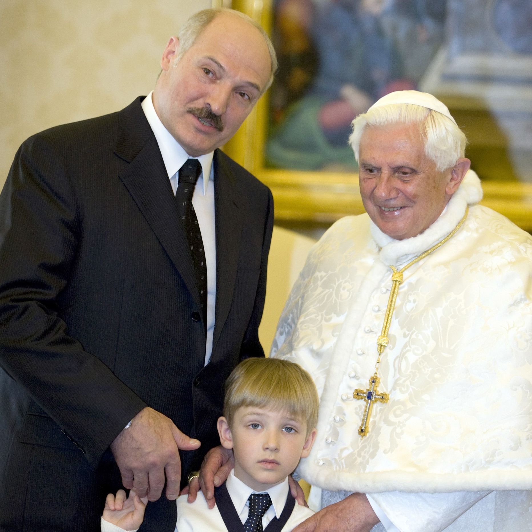 Александр Лукашенко привез в гости к папе римскому Бенедикту XVI своего сына Колю, Ватикан, 27 апреля 2009 года.