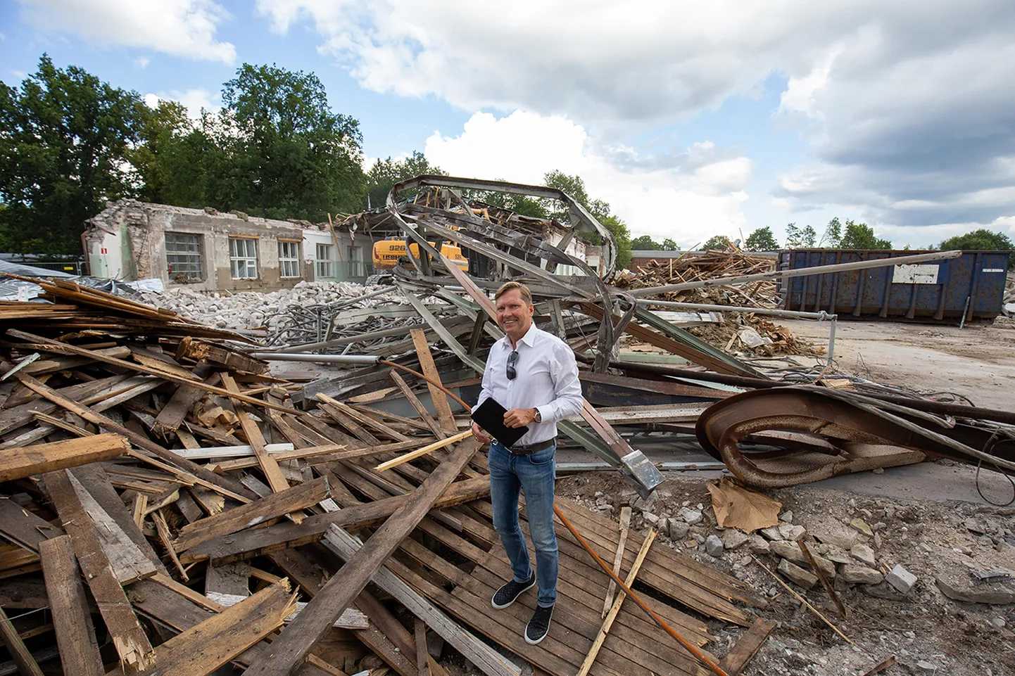 Konesko tegevjuht Mart Hirtentreu seisab keset lammutusel olevat platsi Türi-Allikul, kuhu ehitatakse uus tootmishoone.