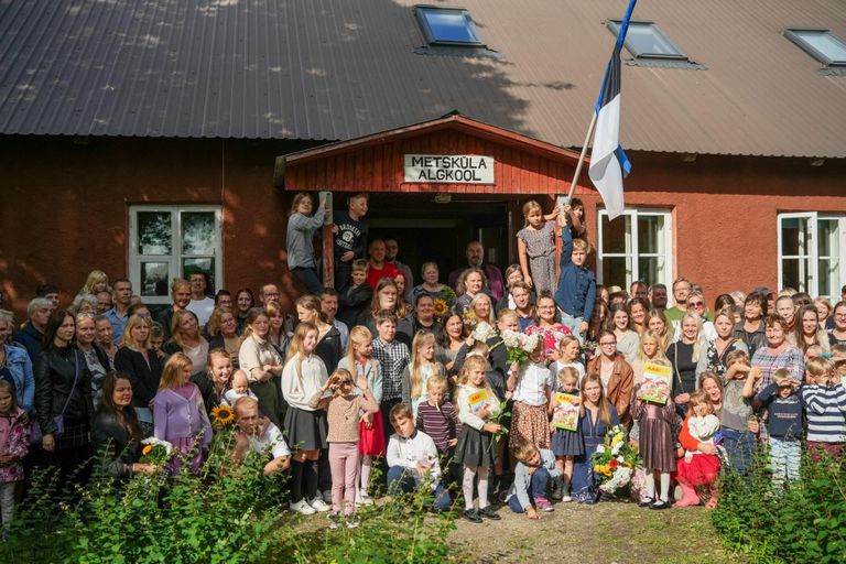 Õpilased ja nende pered kogunesid tarkusepäeval Metsküla koolis hoolimata sellest, et Lääneranna vallavolikogu selle sulgeda otsustas.