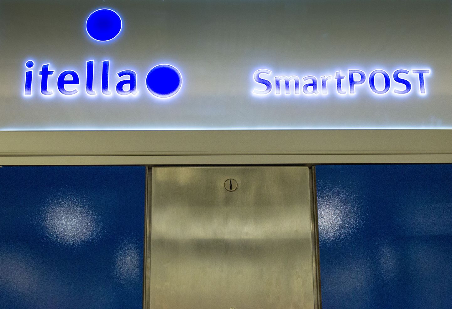Itella ja SmartPosti logoga pakiautomaadid Viljandis.