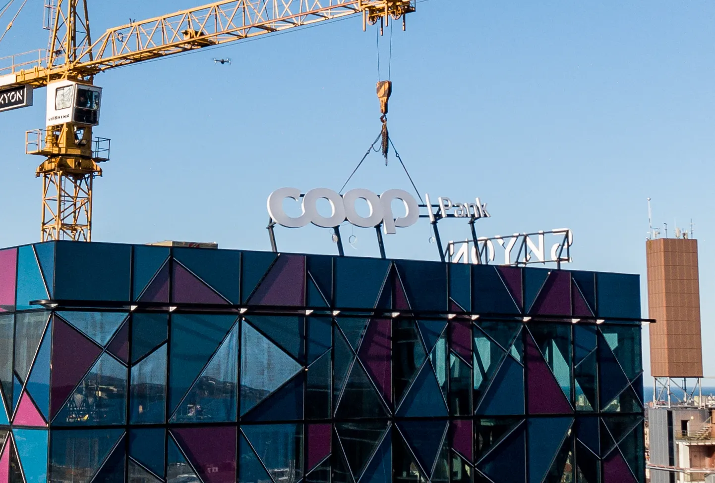 Coop panga logo paigaldamine Skyon kõrghoone katusele.