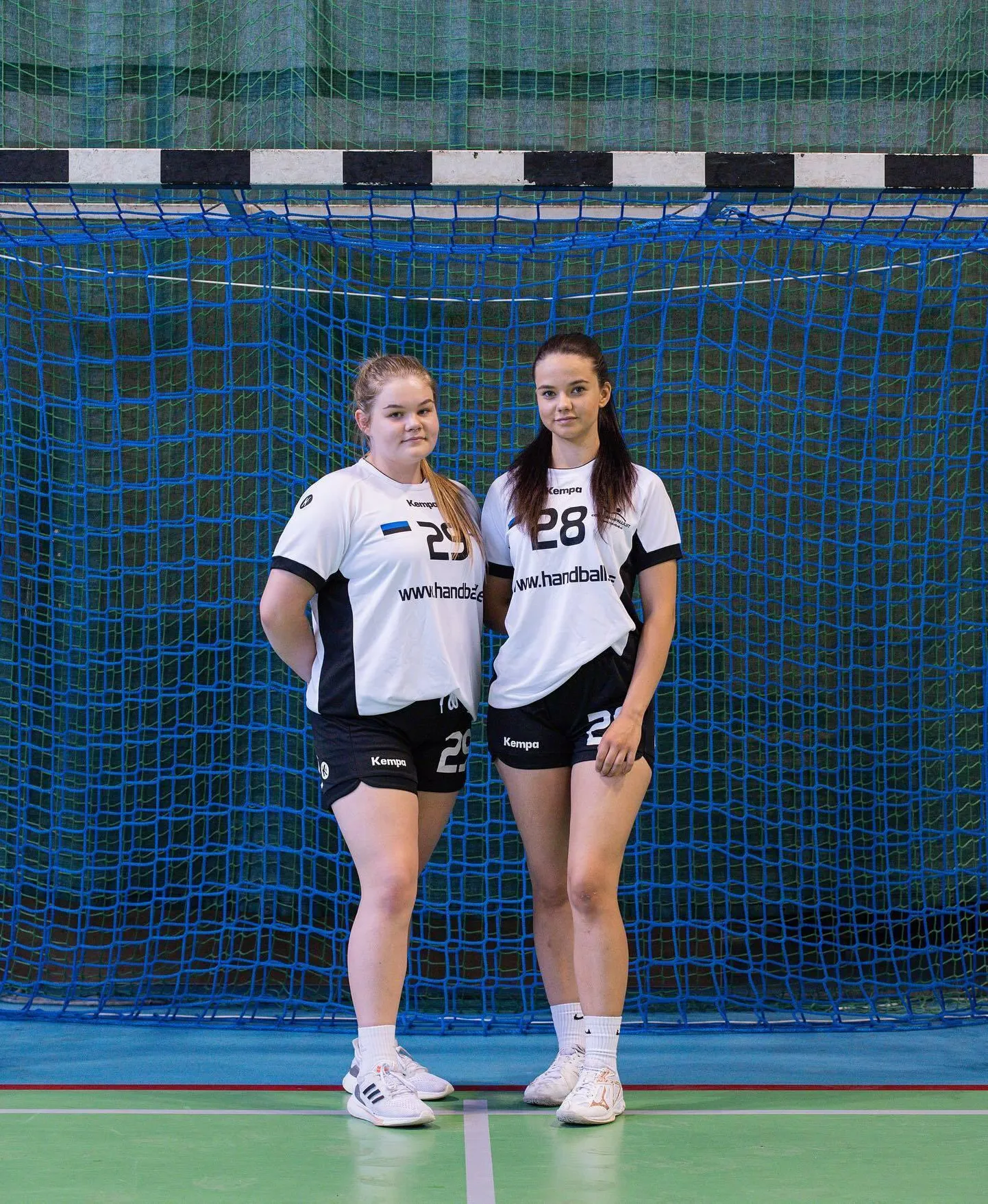 Karina Kuul (vasakul) ja Jenni Horn esindavad käsipalli U19 rahvuskoondist Lätis.